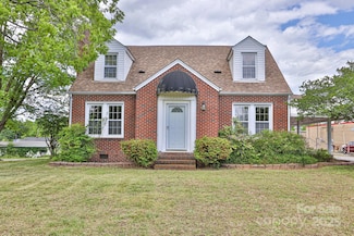 2036 1st Ave SW, Hickory, NC 28602