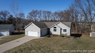 3686 Willow Creek Dr, Fruitport, MI 49415