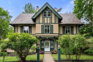 121 Bishopsgate Rd, Newton Center, MA 02459