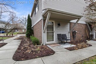 27165 Farmbrook Villa Dr, Southfield, MI 48034