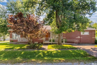613 S Locust St, West Frankfort, IL 62896