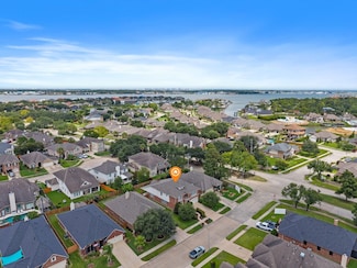 2088 Silverthorn Ln, Kemah, TX 77565