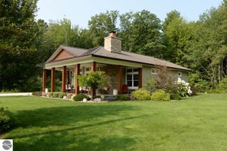 1048 S Bay Dr, Tawas City, MI 48763