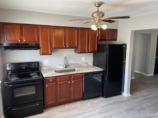 629 W Maple Rd Unit 15, Clawson, MI 48017
