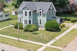 1802 9th Ave, Belle Plaine, IA 52208