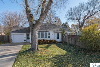 825 Carney Ave, Mankato, MN 56001