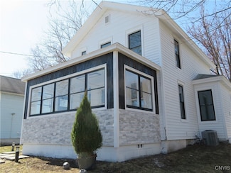 8 1st St, Whitesboro, NY 13492