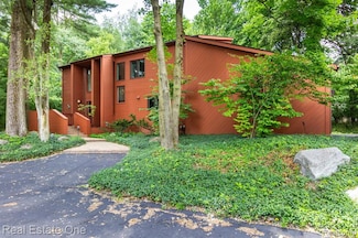 5896 Seville Cir, Orchard Lake, MI 48324