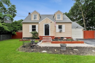 824 Lincoln Ave, Bohemia, NY 11716