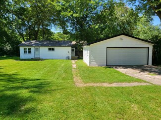 34 S Lake Ave, Fox Lake, IL 60020