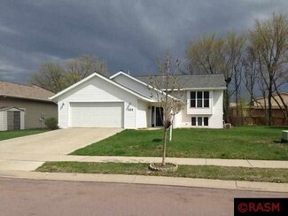 104 Panther Ln, Mankato, MN 56001