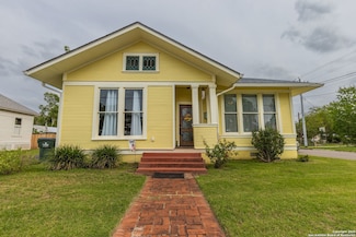 225 W Humphreys St, Seguin, TX 78155