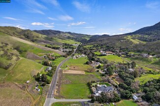 1065 Pine Ln, Clayton, CA 94517