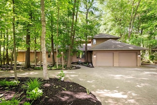 7301 W River Rd, Yorktown, IN 47396