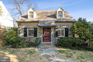 6002 Grove Dr, Alexandria, VA 22307