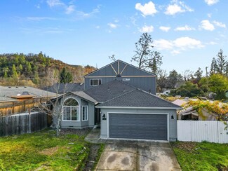 616 E Archwood Dr, Eagle Point, OR 97524