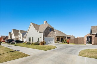 143 N Hawkstone Dr, Fayetteville, AR 72704