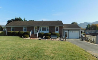 5825 Plantation Rd, Roanoke, VA 24019