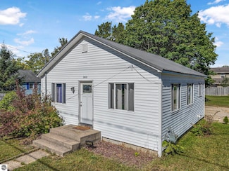 1402 Chestnut St, Cadillac, MI 49601
