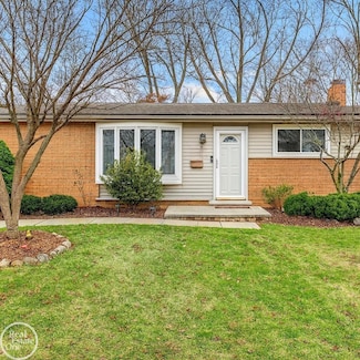 22500 Raymond St, Saint Clair Shores, MI 48082