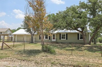 107 College St, Ingram, TX 78025