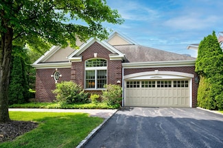 21 Hathaway Ln, Manhasset, NY 11030