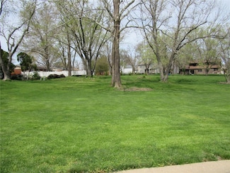 1900 Cheyenne Dr, Godfrey, IL 62035