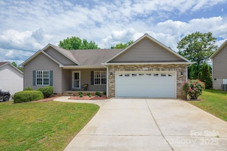 206 Pine Meadow St, Hickory, NC 28601