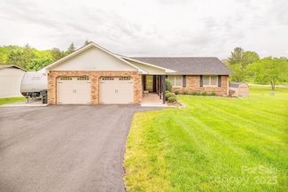 60 Roberts Ridge Dr, Etowah, NC 28729
