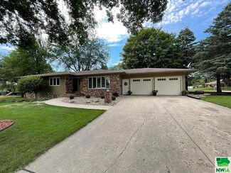 247 E Meadow Dr, Sioux Center, IA 51250