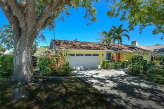 4662 Long Lake Dr, Sarasota, FL 34233