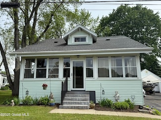 8 Hackett St, Selkirk, NY 12158