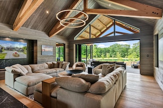 1084 Wade Pasture Rd, Stowe, VT 05672