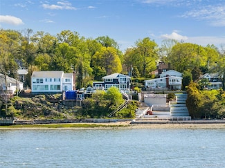 14 Shorecliff Place, Great Neck, NY 11023