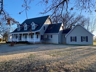 111 Country Club Ln, Parsons, KS 67357