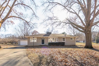 1901 Pin Oak Dr, Cedar Falls, IA 50613