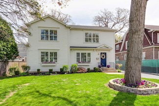 1137 Griffith Rd, Lake Forest, IL 60045