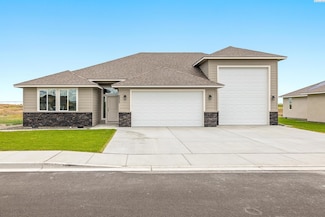 8805 Dusty Maiden Dr, Pasco, WA 99301