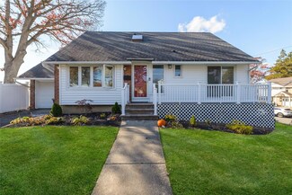 2 5th Place, Syosset, NY 11791