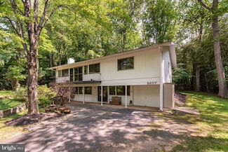 8207 Lilly Stone Dr, Bethesda, MD 20817