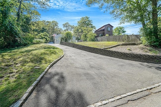 8 Glenwood Place, Farmingville, NY 11738