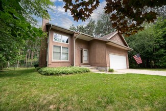 2702 Crystal Lake Rd, Whitehall, MI 49461