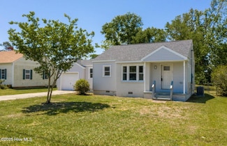 607 E Sabiston Dr, Swansboro, NC 28584