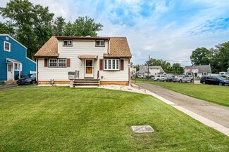 18 Clembil Ct, Perth Amboy, NJ 08861