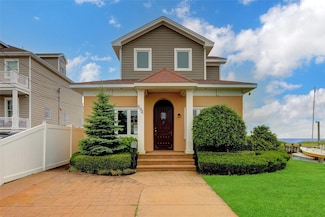 894 Bay 9th St, West Islip, NY 11795