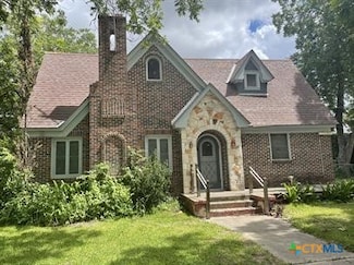 210 E Cedar St, Seguin, TX 78155