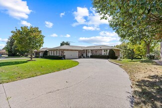 2116 Fareway Dr, Muscatine, IA 52761