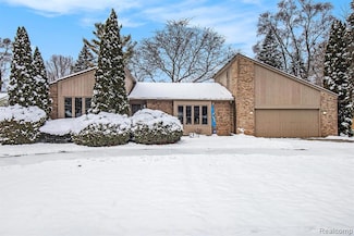 6429 Woodglen Dr, Clarkston, MI 48346
