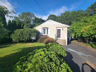 48 Forrest Ave, Shirley, NY 11967
