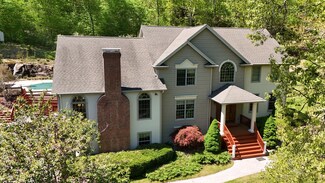 32 Village Dr, East Lyme, CT 06333